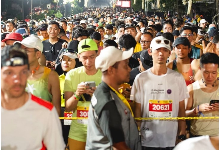 PEDULI LINGKUNGAN: Para peserta Maybank Marathon saat bersiap di garis start. Dalam event ini peserta dikenalkan dengan kalkulator jejak karbon.