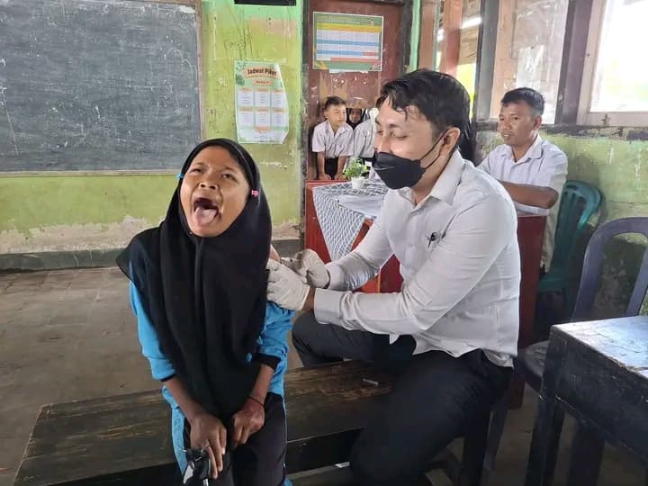 Seorang siswa SD di Kecamatan Keruak saat mengikuti imunisasi HPV Untuk cegah kanker serviks