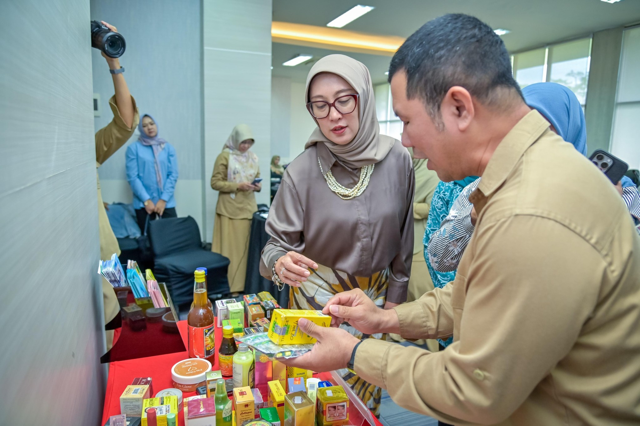 Ketua TP PKK Provinsi NTB Sinta M. Iqbal, bersama Kepala BBPOM Provinsi NTB Yosef Dwi Irwan saat memeriksa salah satu produk kosmetik, Selasa (26/8).