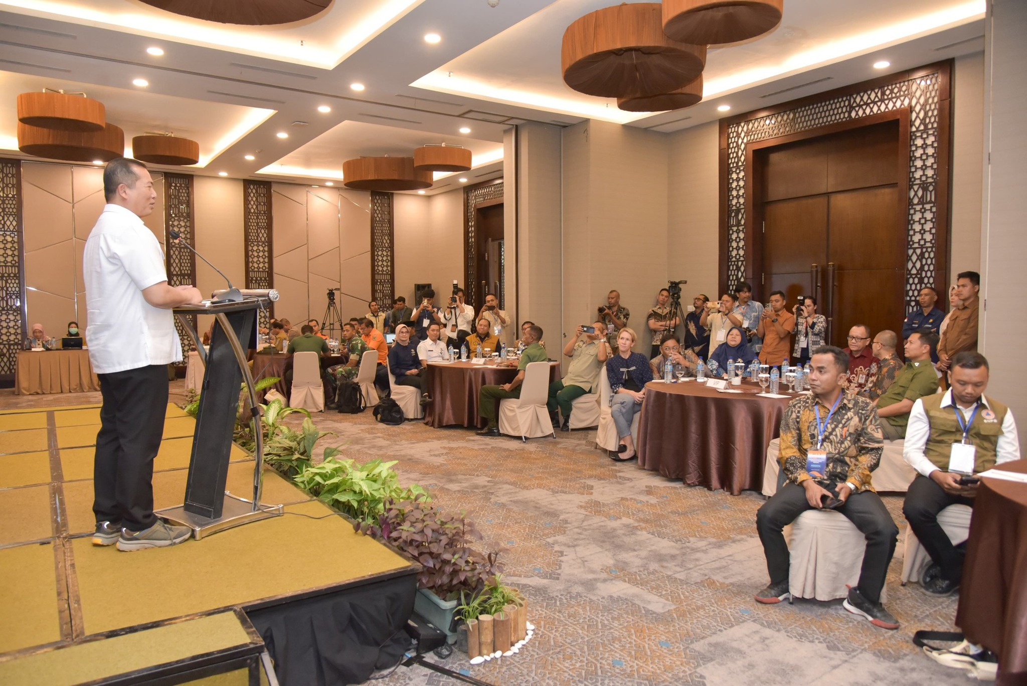Gubernur NTB Lalu Muhamad Iqbal saat memberi sambutan di Bimtek Peningkatan Efektivitas Komunikasi Risiko Bencana di Hotel Santika, Mataram, Selasa (26/8).