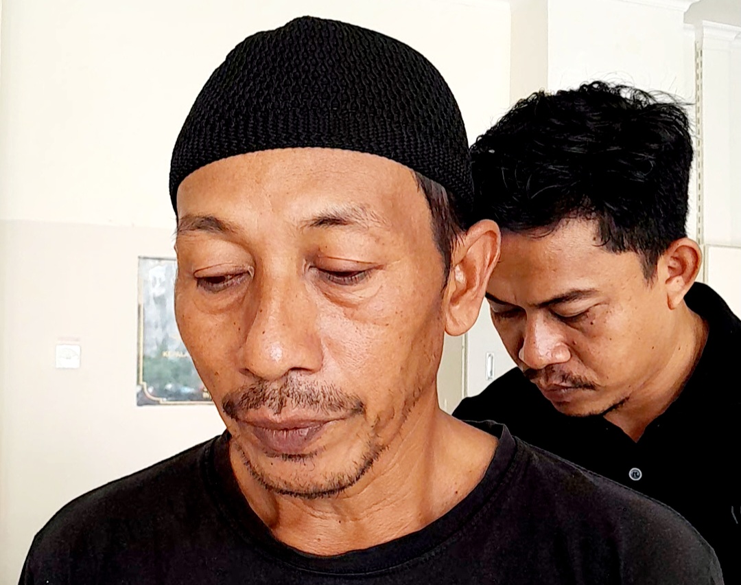 TUNTUT KEADILAN: Samsul Herawadi, ayah almarhum Brigadir Esco berharap misteri kematian anaknya bisa terungkap.