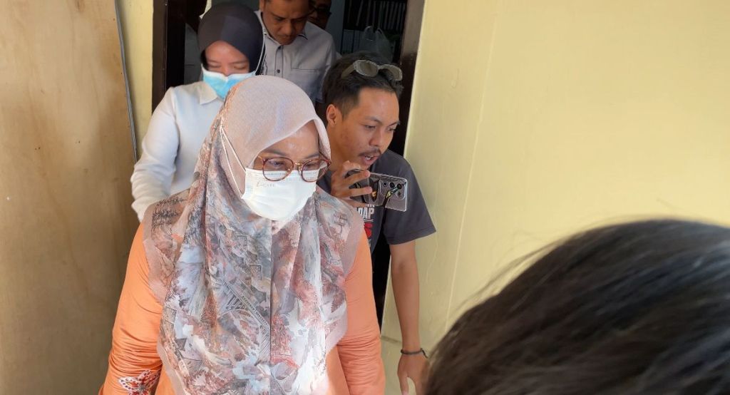 PENAHANAN DITANGGUHKAN: Tersangka korupsi pengadaan masker Covid-19 Dewi Noviany berjalan ke sel tahanan di Mapolresta Mataram saat hendak ditahan, Rabu (6/8).&nbsp;
