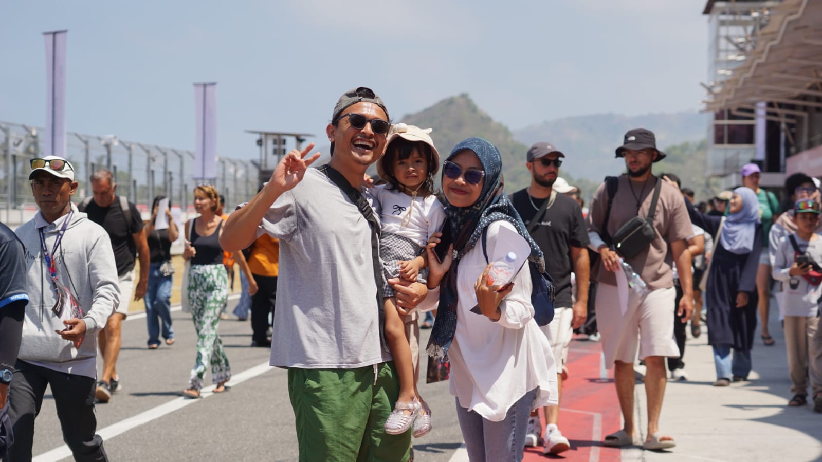 PROMOSI WISATA: Sejumlah penonton berswafoto saat mengikuti sesi pit walk Porsche Carrera Cup Asia 2025 di depan area paddock Sirkuit Internasional Mandalika, Lombok Tengah, Minggu (24/8).