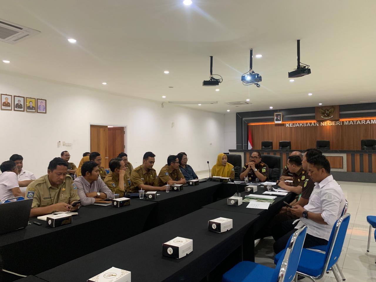 Kajari Mataram Dr. Gde Made Pasek Swardhyana bersama Kepala Dinas PUPR Kota Mataram Lale Widiahning memimpin rapat pra-kontrak paket strategis jalan sekaligus penandatanganan fakta integritas.