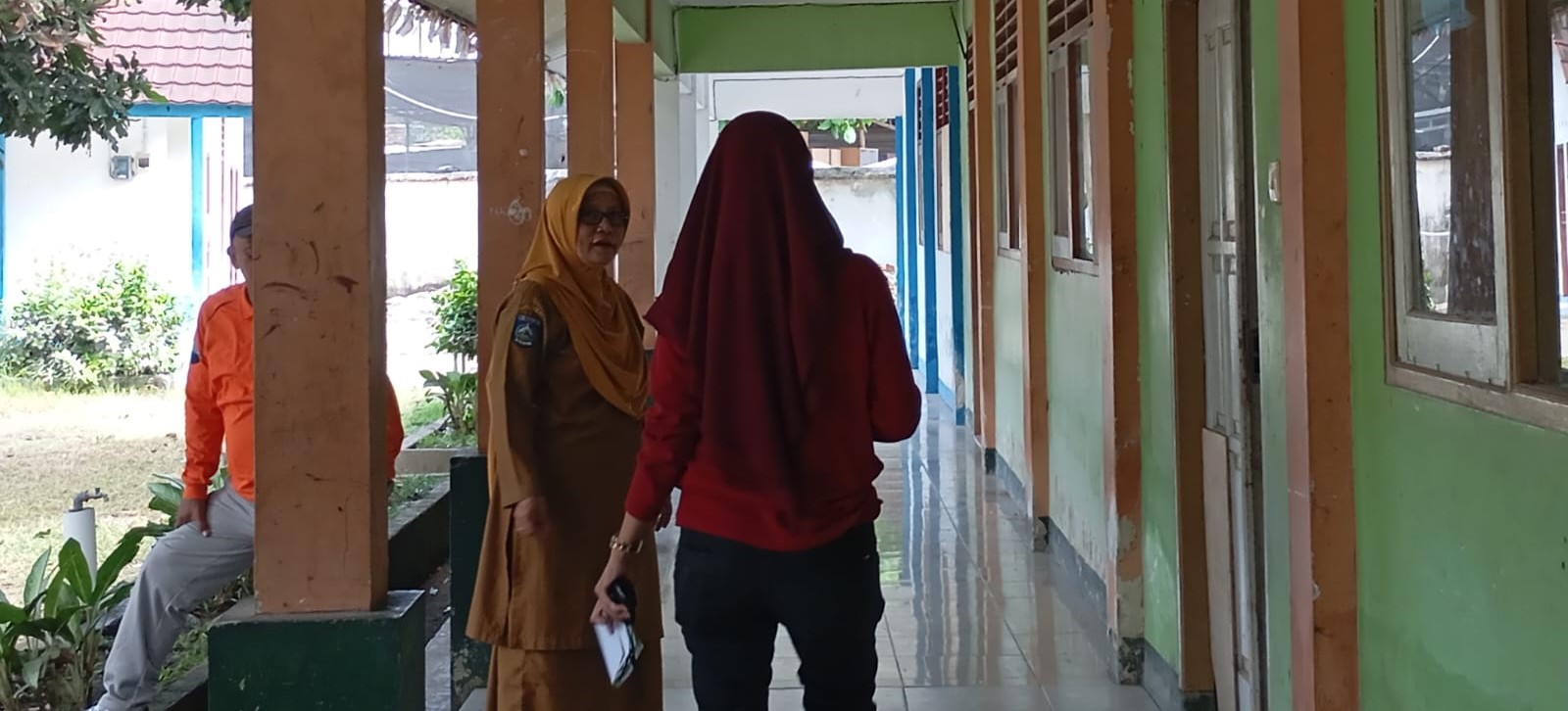 Plt Kepala SMPN 21 Mataram Hj Rohana Helmi menunjukkan ruang kelas yang rusak di sekolahnya, Senin lalu (28/8). Sekolah dapat bantuan rehabilitasi ruang kelas dan guru.