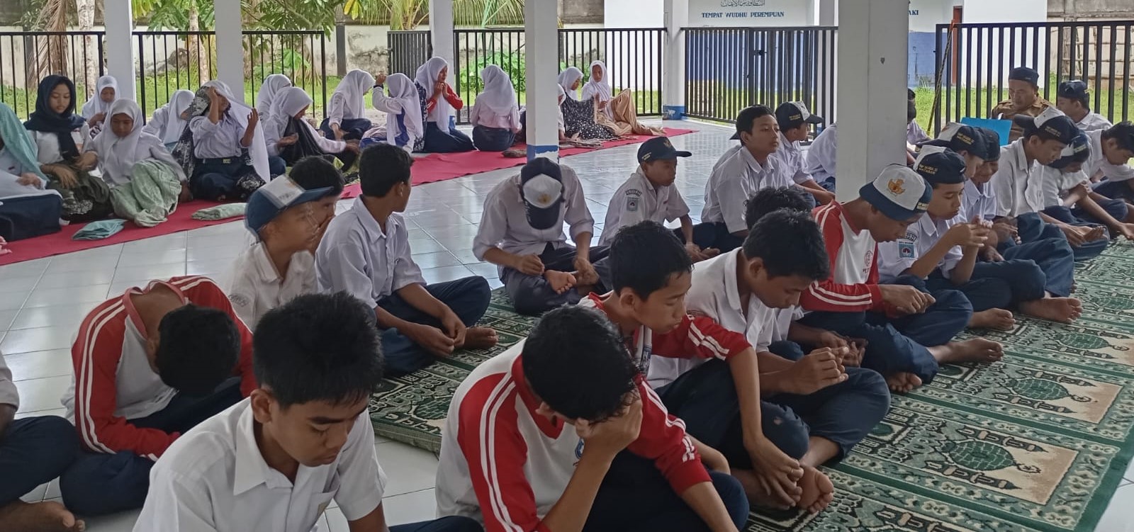 Siswa SMPN 22 Mataram usai melaksanakan salat duhur berjamaah di musala sekolah setempat, Selasa lalu (26/8). SMPN 22 Mataram terapkan program mengaji sebelum belajar.