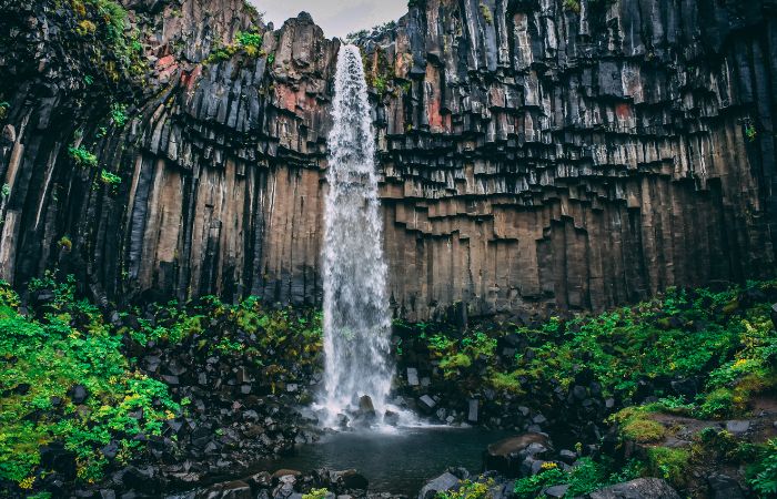 Ilustrasi Air Terjun Sendang Gile di Lombok Utara dengan keindahan yang menarik wisatawan