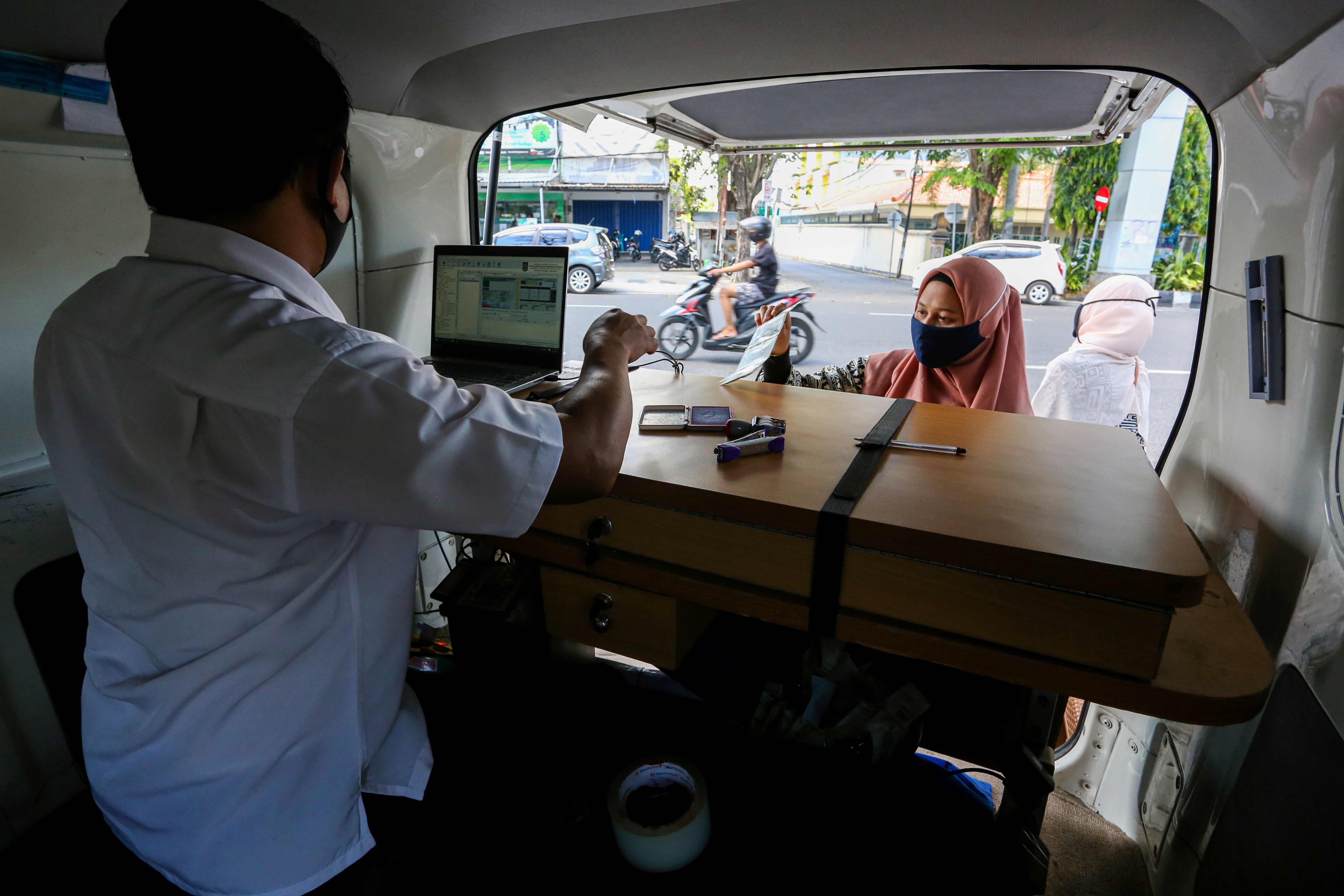 KEWAJIBAN WARGA NEGARA: Seorang warga membayar PKB di salah satu unit Samsat Keliling di Kota Mataram, beberapa waktu lalu.