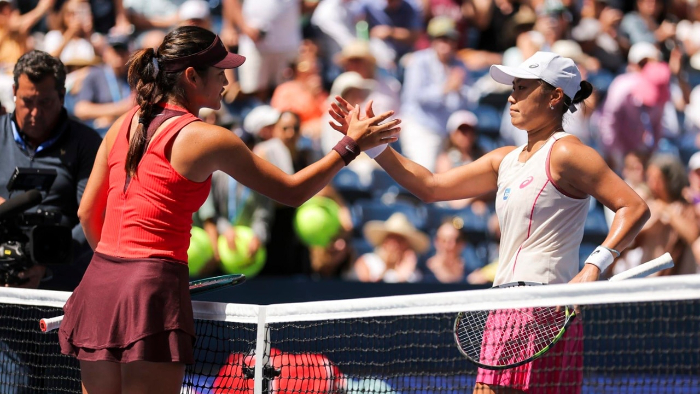 Emma Raducanu kalahkan Janice Tjen 6-2, 6-1 di US Open 2025. Juara 2021 itu lolos ke putaran 3 dan incar kebangkitan di New York.