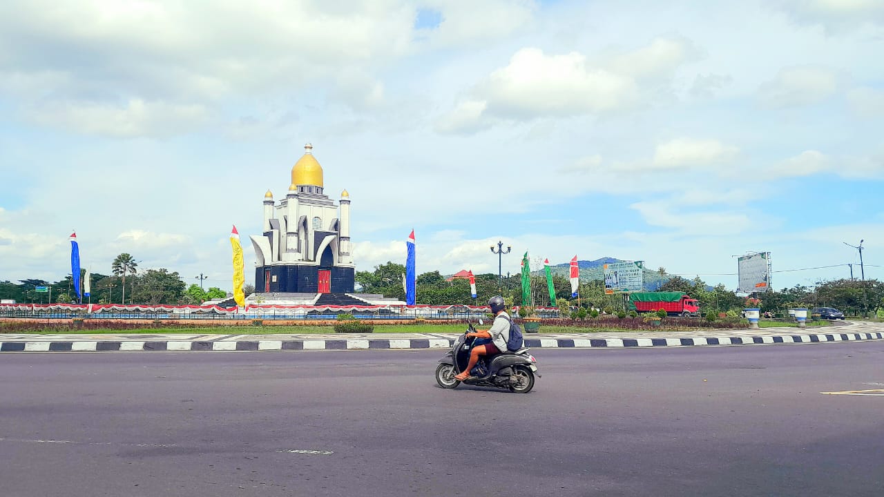 SEGERA DIREVITALISASI: Bundaran Giri Menang Square yang menjadi salah satu ikon Lombok Barat akan direnovasi tahun ini bersama dengan pembangunan Alun-alun Kota Gerung dan Gedung Komisi DPRD Lobar.