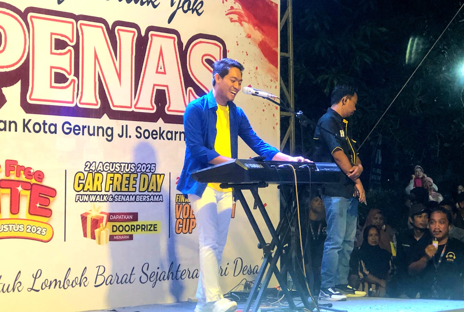 HIBUR PENONTON: Heru Keyboardis saat tampil di panggung hiburan acara CFN Taman Kota Gerung, Minggu malam (24/8).