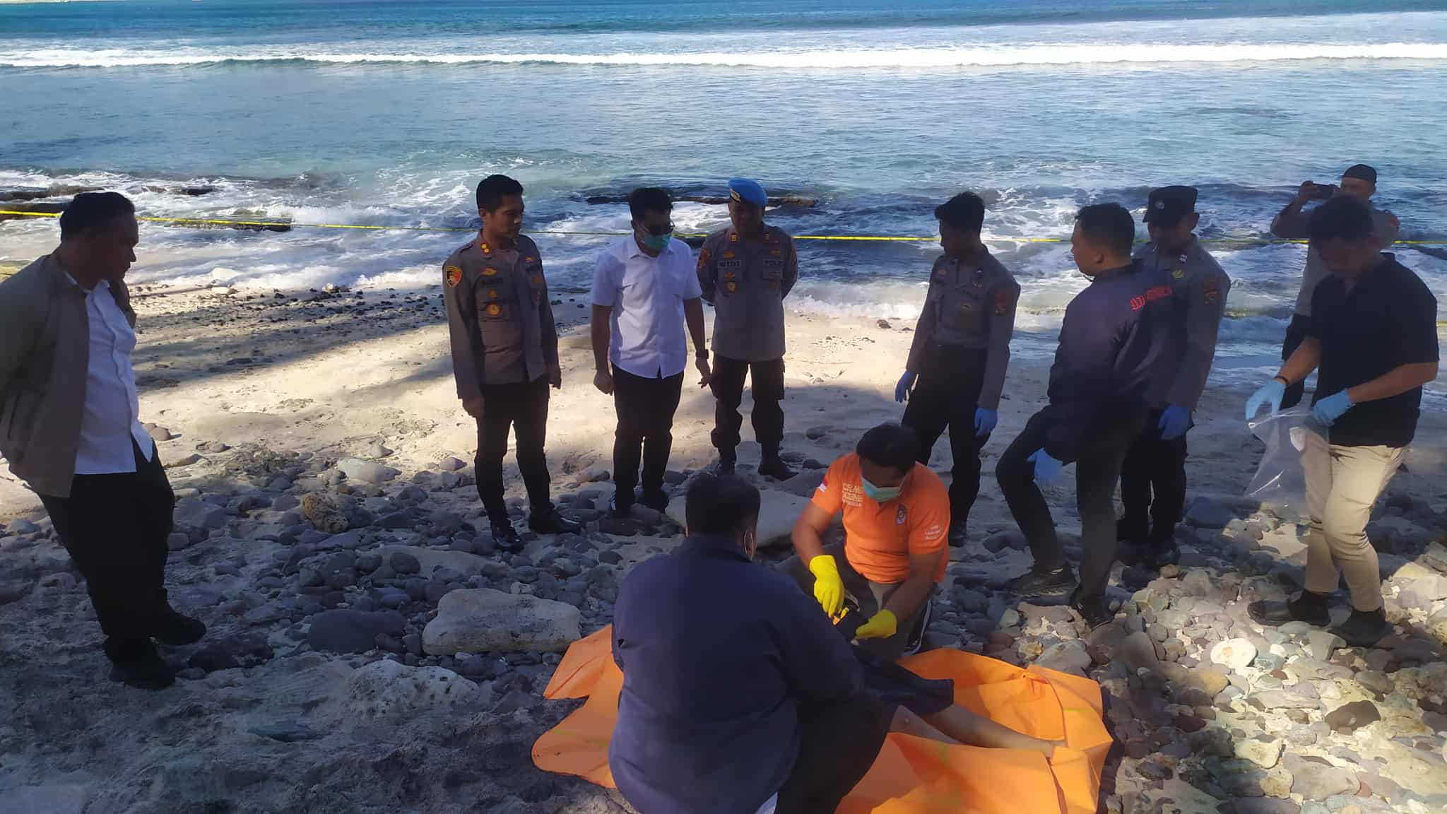 Petugas mengevakuasi korban meninggal di Pantai Nipah