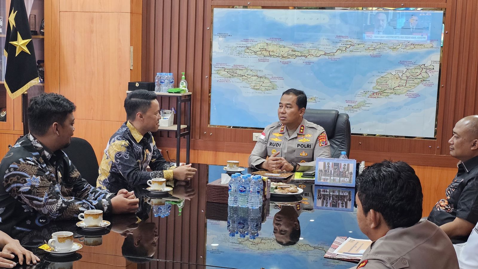 Kapolda NTT saat berdiskusi dengan jajaran PLN UIP Nusra terkait pengembangan energi terbarukan di NTT.