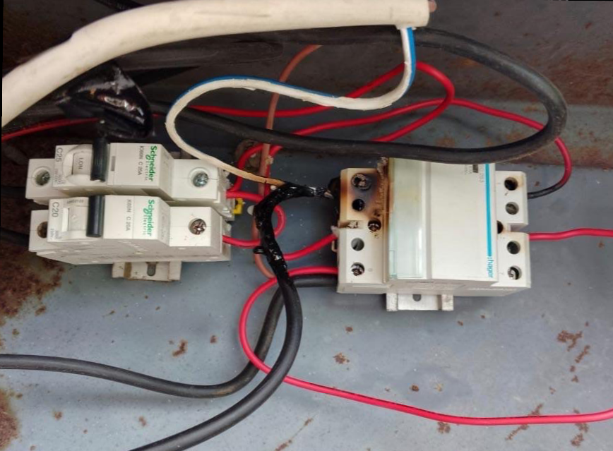 Kontaktor di panel listrik PJU yang terbakar