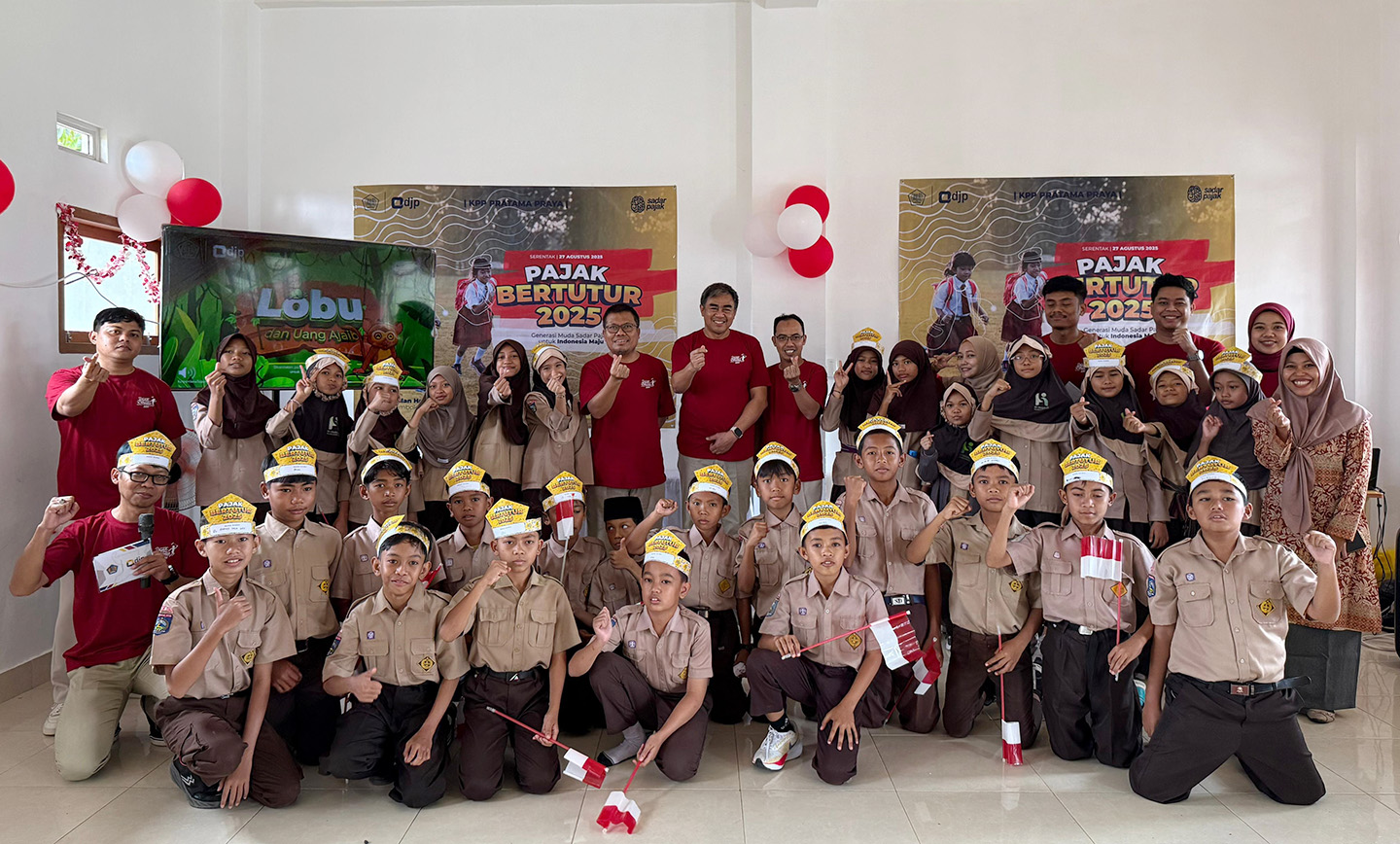 Siswa SD Unggulan Hamzanwadi Selong, Lombok Timur, foto bersama guru dan petugas KPP Pratama Praya dalam kegiatan Pajak Bertutur, Rabu (27/8).