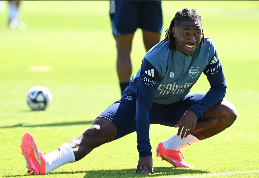Pemain baru Arsenal Eberechi Eze tampak menjalani latihan pertamanya.