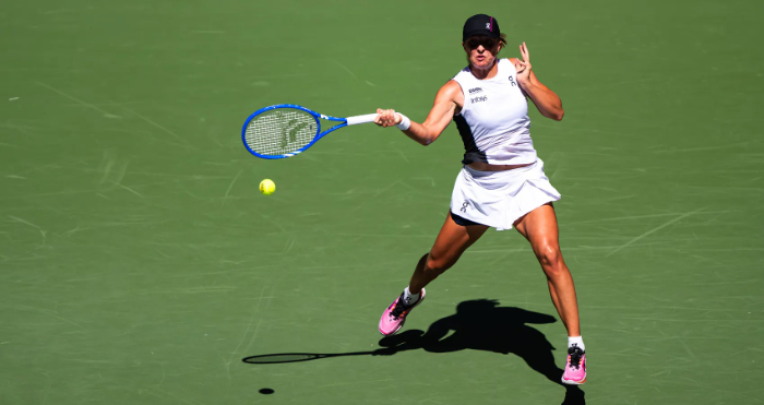 Iga Swiatek melaju mulus ke putaran kedua US Open 2025 usai kalahkan Emiliana Arango. Catat rekor bersejarah dan incar gelar ketujuh.