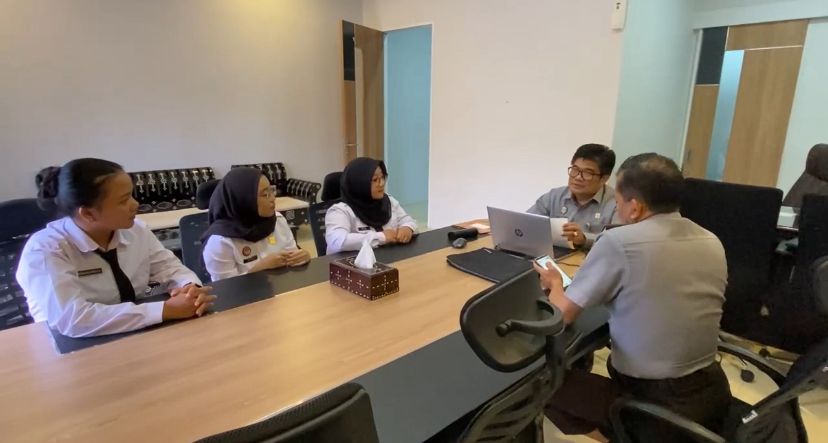 Kadiv P3H Edward James Sinaga, memberikan penjelasan mengenai makna BerAKHLAK yang menjadi Core Values ASN kepada CPNS Divisi Peraturan Perundang-Undangan dan Pembinaan Hukum Kanwil Kemenkum NTB