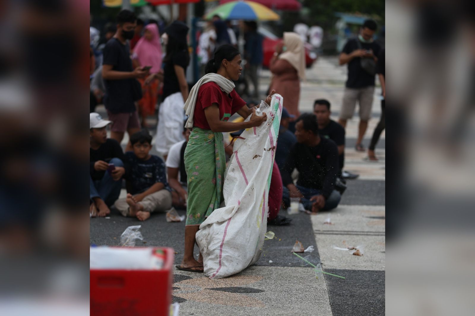 POTRET KEMISKINAN: Nampak salah satu warga Kota Mataram yang tengah memulung sampah plastik, beberapa waktu lalu.