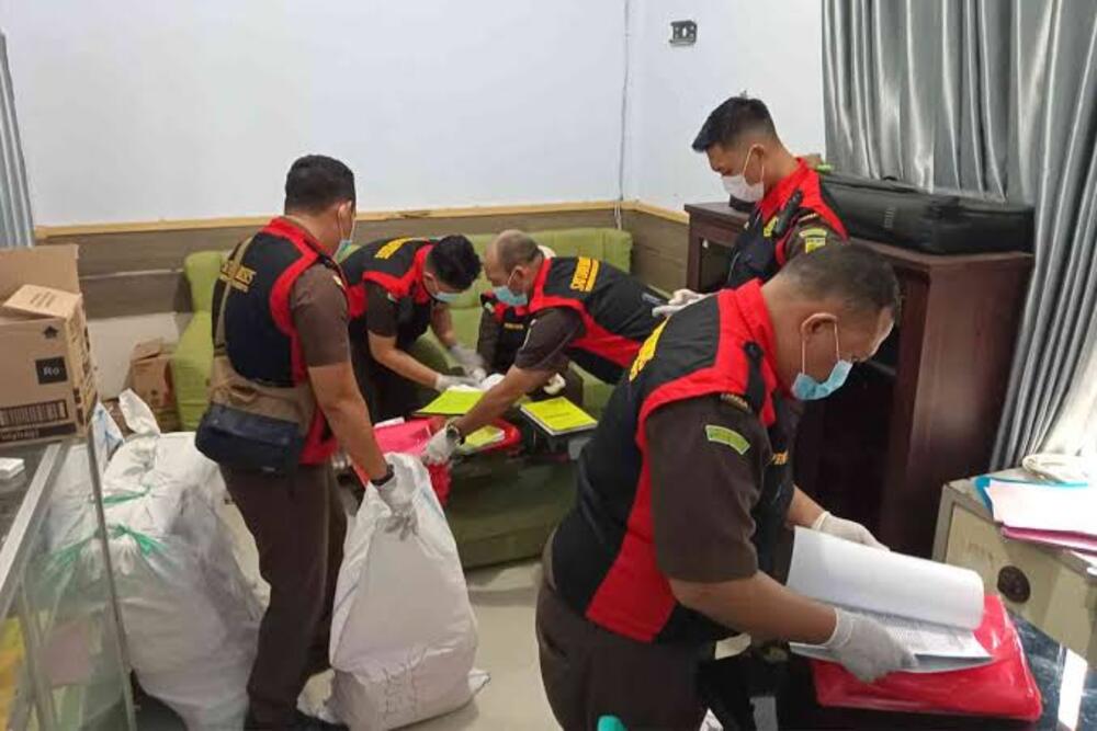 Penyidik Pidsus Kejari Dompu menggeledah BPKAD Dompu dan instansi lainnya untuk mengumpulkan dokumen terkait proyek irigasi Sori Paranggi, Jumat (3/5/2024).