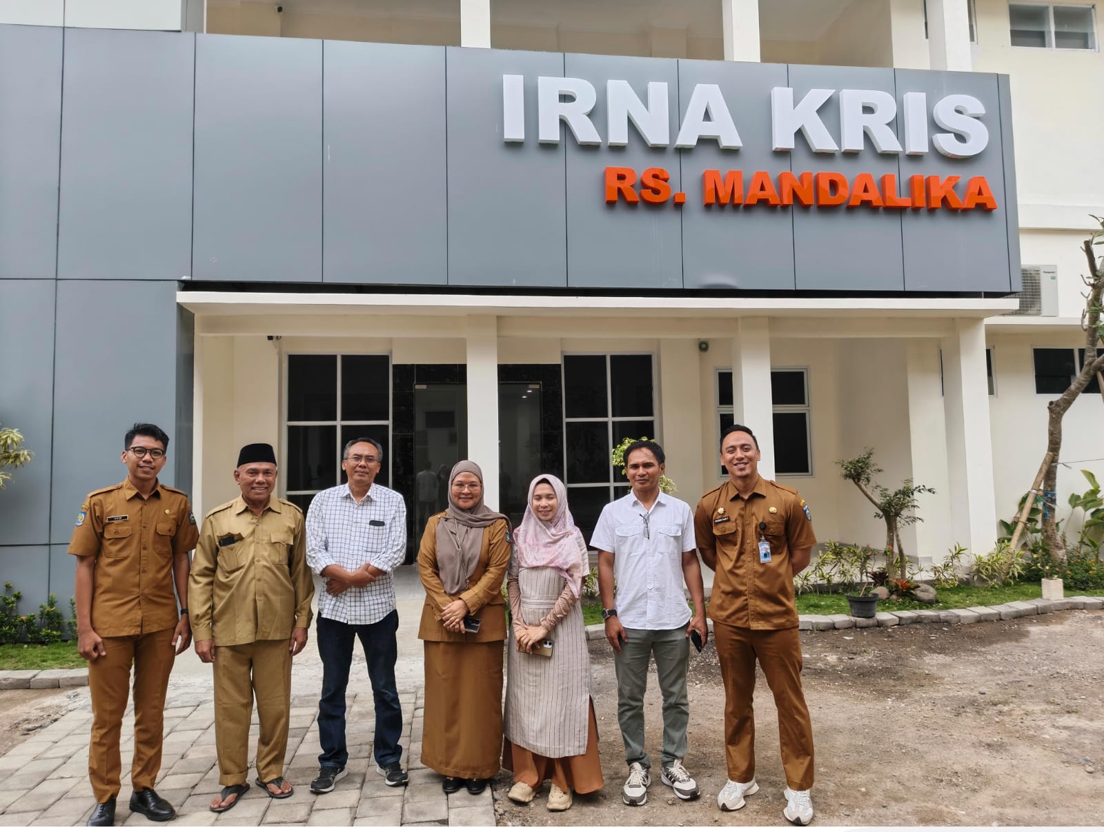 SEGERA BEROPERASI: Direktur RS Mandalika dr Oxy Tjahjo Wahjuni (tengah) bersama jajaran dan manajemen Lombok Post di depan gedung KRIS RS Mandalika, Selasa (26/8)