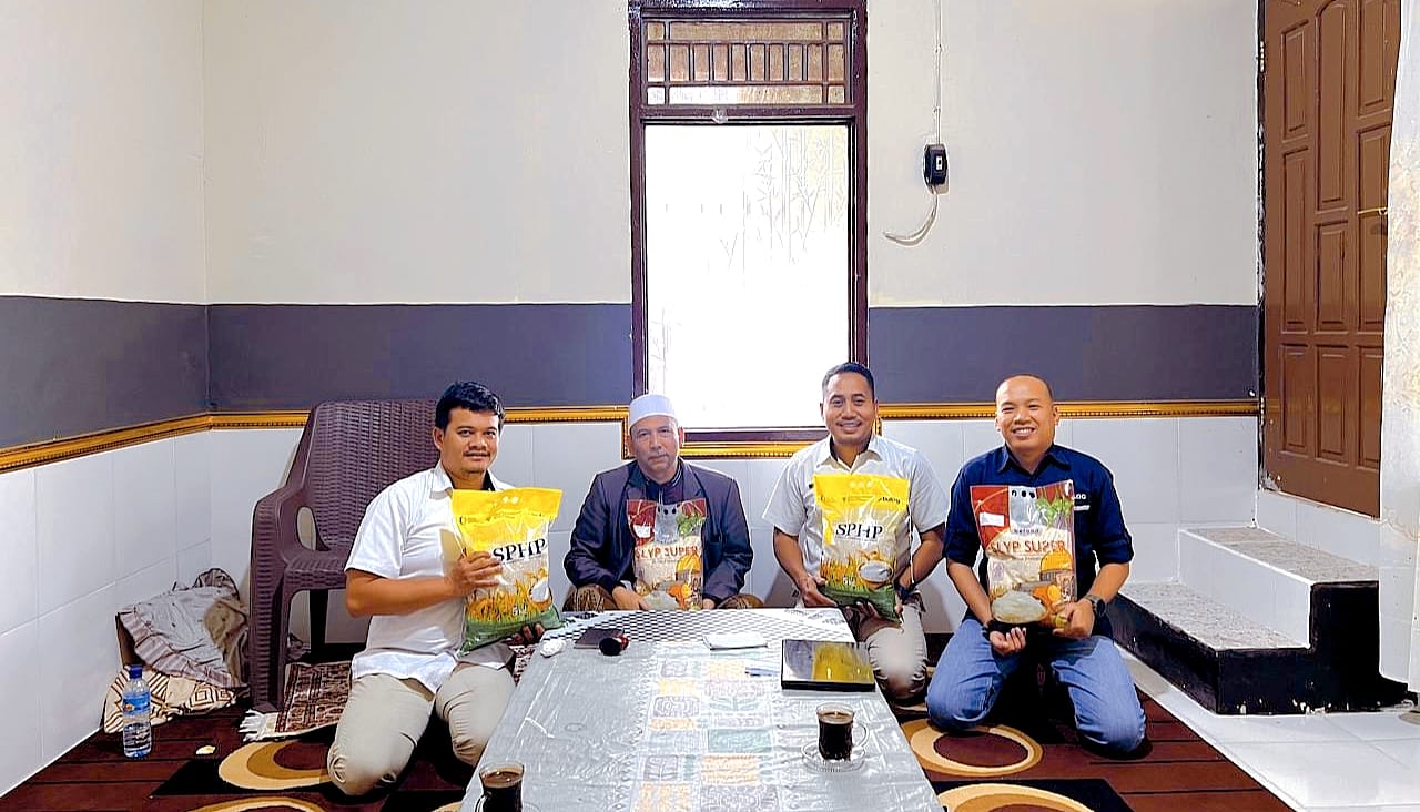 Kepala Cabang Bulog Supermansah (dua dari kanan baju putih) bersama Pimpinan Ponpes Al-Kautsar Algontory Muhammad Noor (ketiga dari kanan) saat memperlihatkan beras SPHP Bulog Lotim, Selasa (26/8).