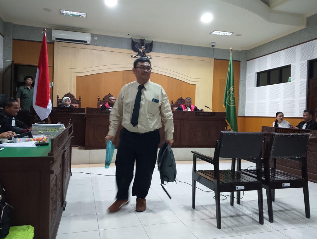 BERSAKSI: Ahli auditor Iwan Budiyono yang digunakan jaksa untuk menghitung kerugian negara pada perkara pengelolaan aset LCC keluar dari persidangan di PN Tipikor Mataram, Rabu (27/8).