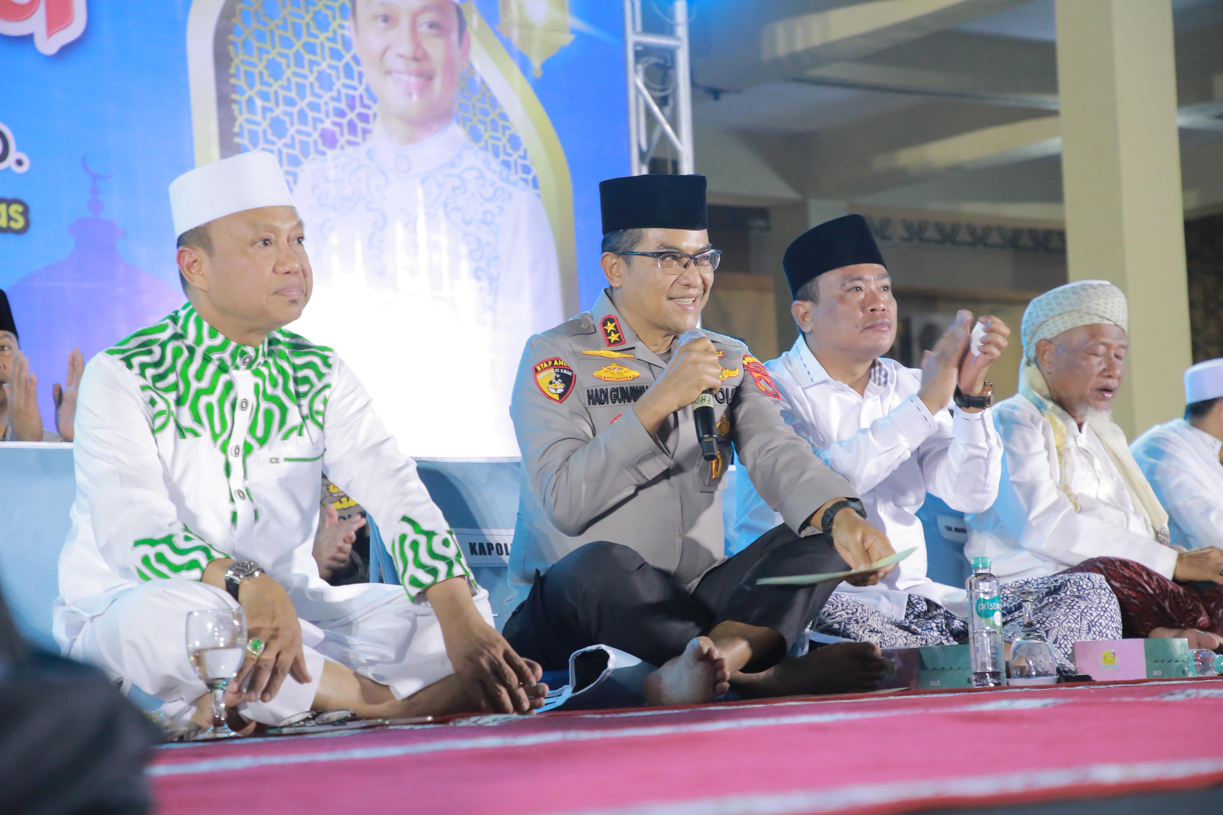 MAULID NABI: Kapolda NTB Irjen Pol Hadi Gunawan (tengah), Ustadz Das&rsquo;ad Latif (kiri) dalam kegiatan Tabligh Akbar yang digelar di Mapolres Lombok Tengah, Selasa (27/8).