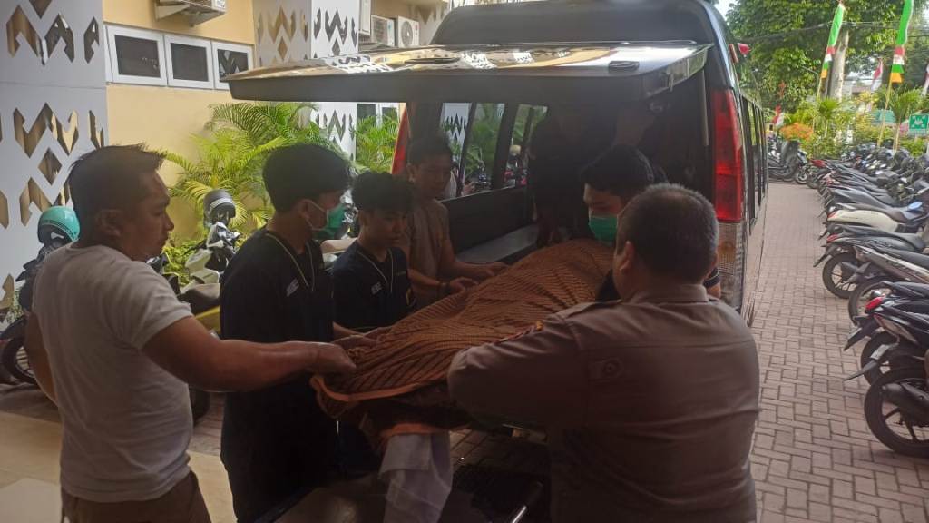 SELESAI OTOPSI: Tim Forensik Rumah Sakit Bhayangkara Polda NTB memulangkan jenazah mahasiswi Unram berinisial MV usai proses otopsi, Rabu (27/8).