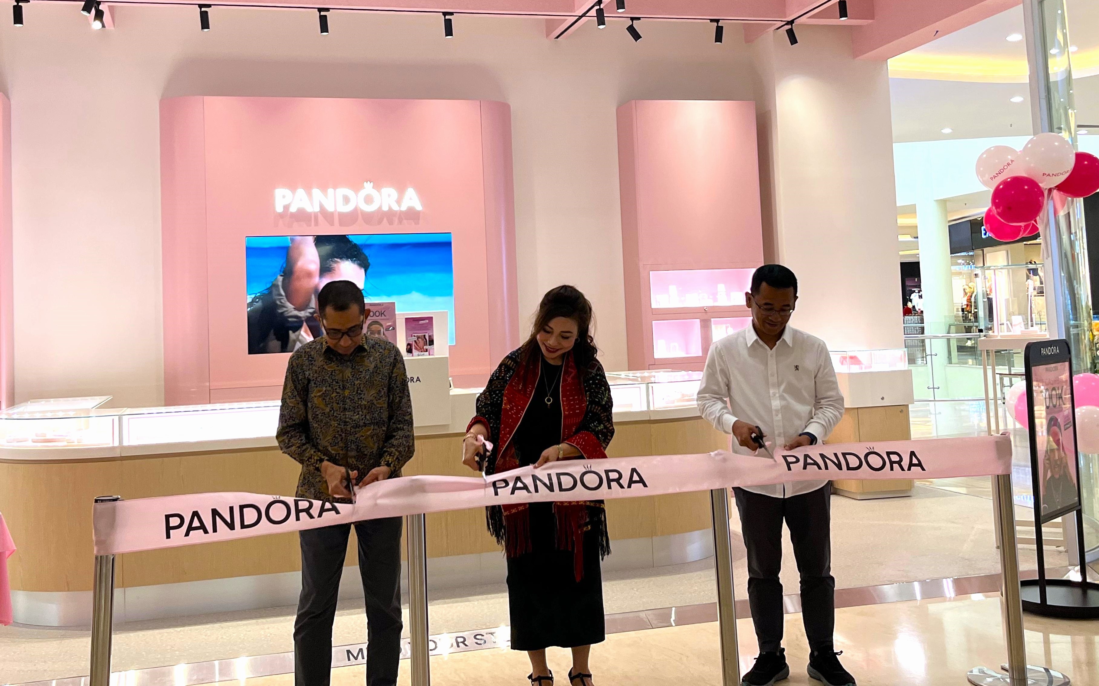 Director Pandora Indonesia dari PT Panacaran Pesona Nusantara Sunny Setiawan (tengah), GM LEM Salim Abdad (kiri) dan Tenant Coordinator Manager LEM Dadit Ujayana saat pemotongan pita grand opening.