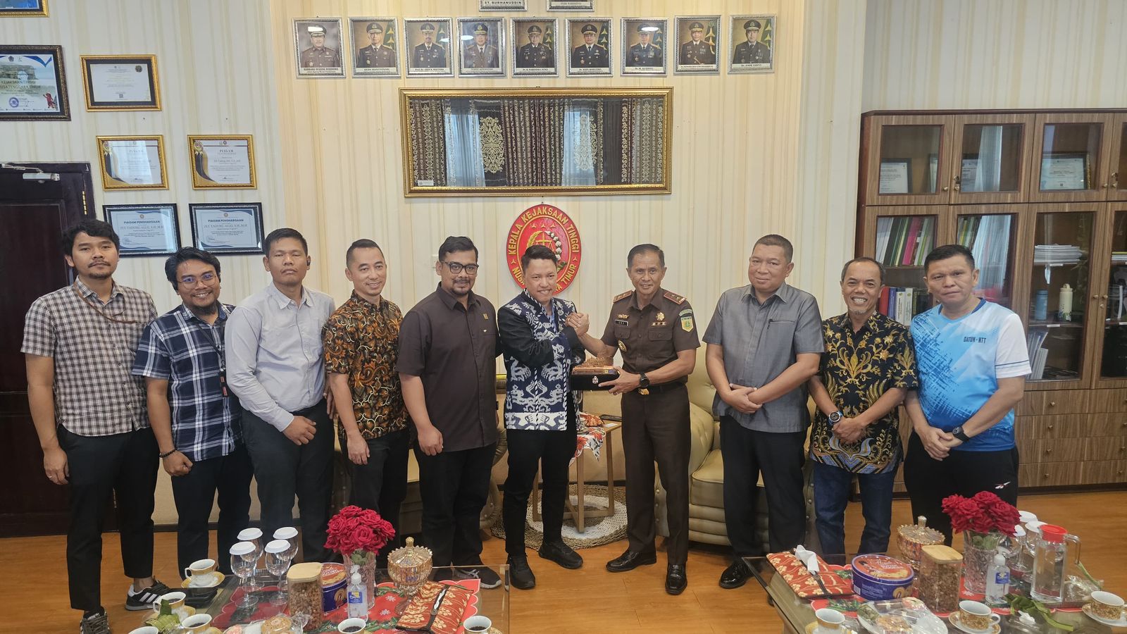 General Manager PLN UIP Nusra Rizki Aftarianto (enam dari kiri) bersama jajarannya bertemu dengan Kepala Kejati NTT Zet Tadung Allo di kantor Kejati NTT, Kamis (28/8).