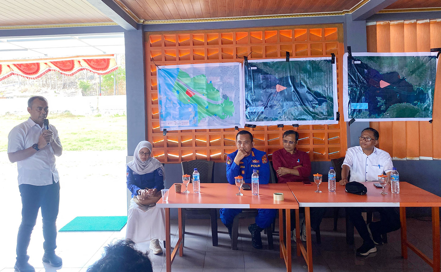 Direktur Polairud Polda NTB Kombes Pol. Boyke Fredrik Salmon Samola (tiga dari kanan) hadir dalam rapat pembentukan kawasan konservasi yang digelar di Villa Aqila, Kabupaten Sumbawa, Rabu (27/8).