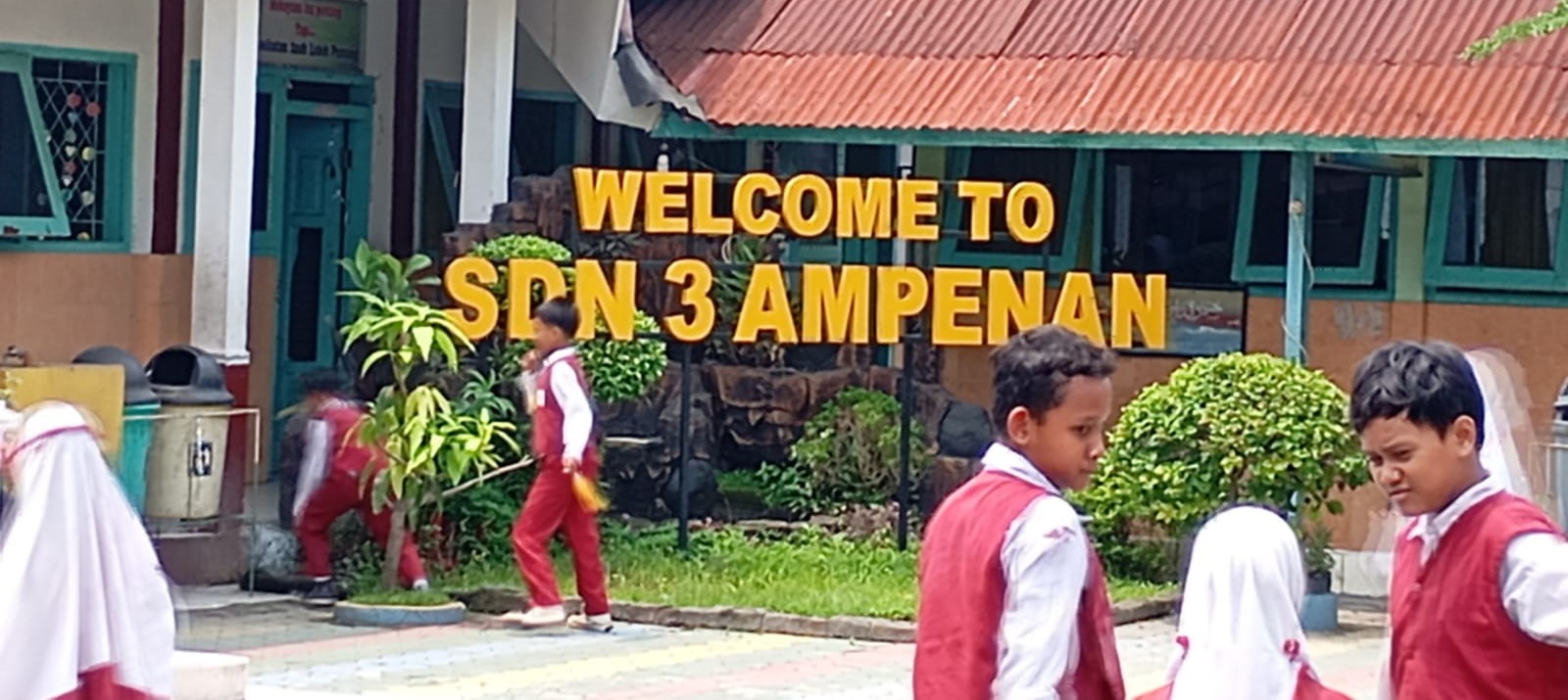 Sejumlah murid SDN 3 Ampenan bermain saat jam istirahat di halaman sekolah setempat. Nomenklatur SD Negeri di Kota Mataram akan diubah sesuai kecamatan.
