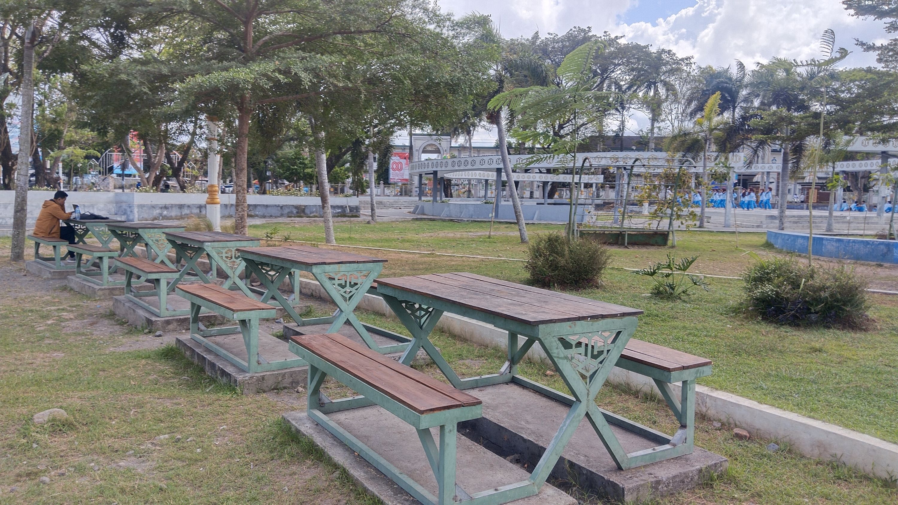 TAMAN KOTA: Seorang warga duduk bersantai usai jogging mengelililingi Taman Wisata Kota Praya,  Lombok Tengah, Rabu (27/8).