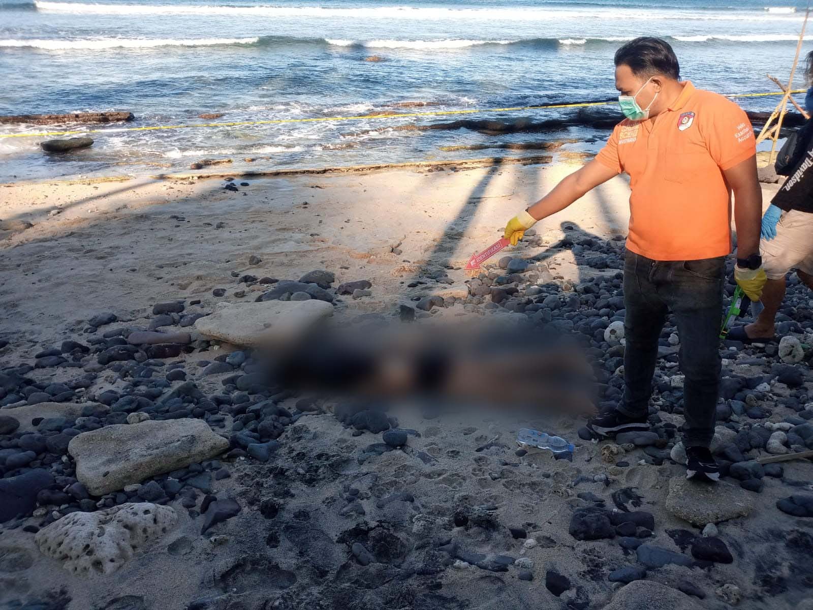 HUMAS POLRES KLU FOR LOMBOK POST TRAGIS: Polisi melakukan olah TKP di lokasi ditemukan korban meninggal dunia, Rabu (27/8).