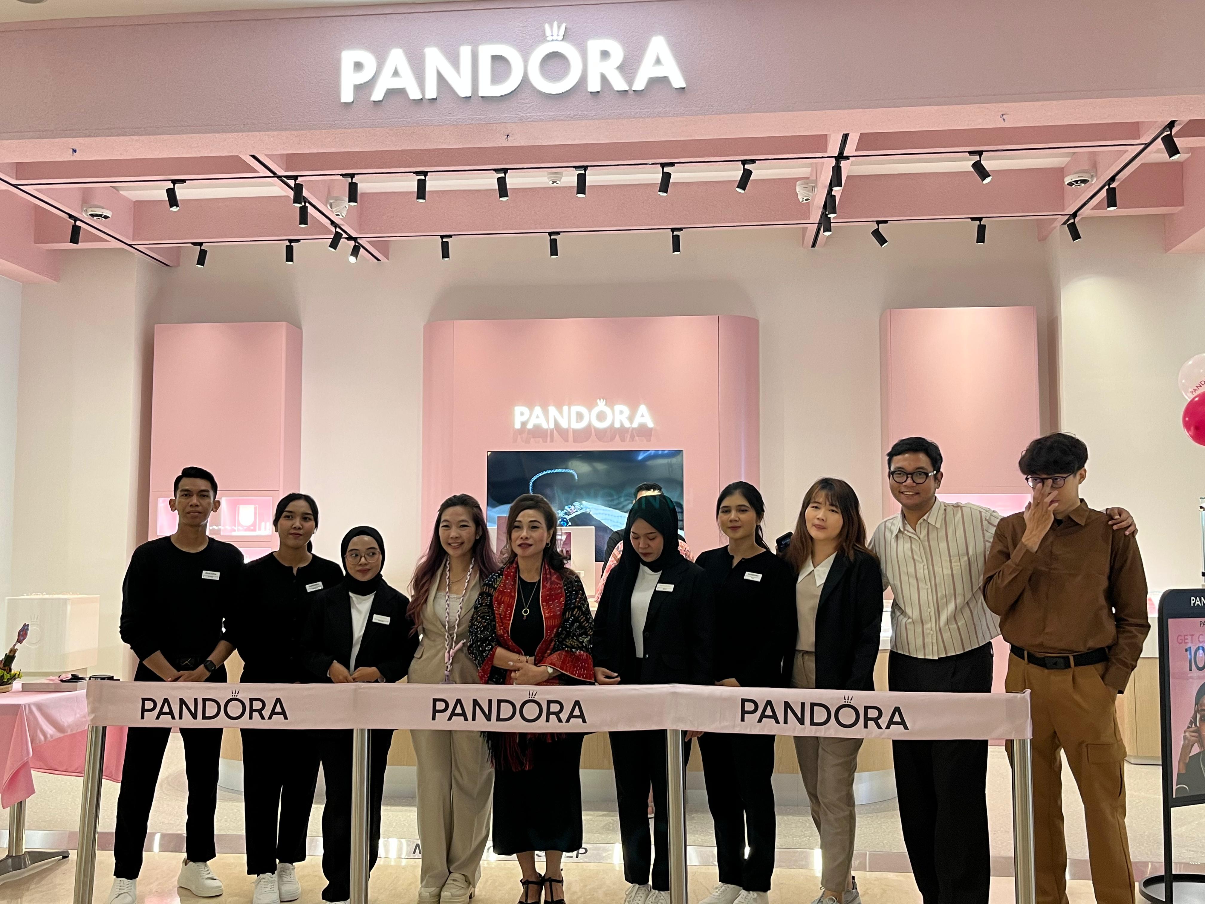 Owner hingga staf Pandora Lombok berfoto bersama usai grnd opening di ground floor LEM, Rabu (28/8).
