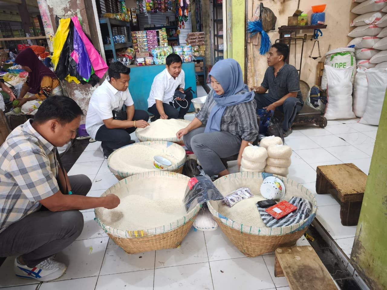 Kasat Reskrim Polres Lombok Timur (Lotim) AKP I Made Darma Yulia Putra saat mengecek beras di salah satu pasar tradisional, Rabu (27/8)