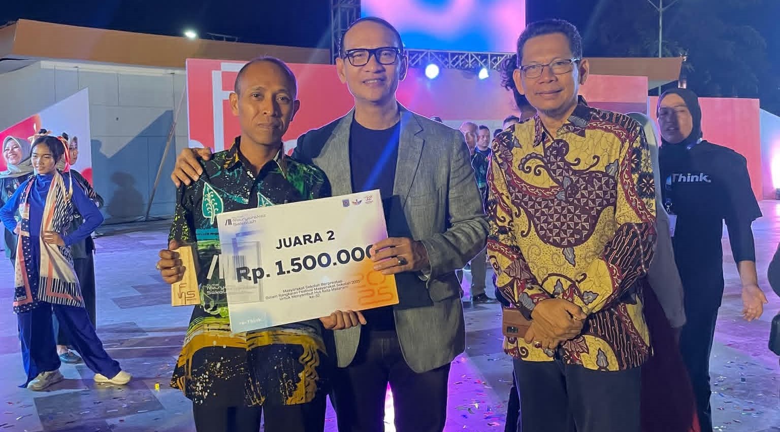 Kasubah TU SMPN 10 Mataram Imam Zulkarnaen meraih juara kategori tendik terinovatif pada ajang Festival Masyarakat Sekolah (FMS) Kota Mataram 2025.