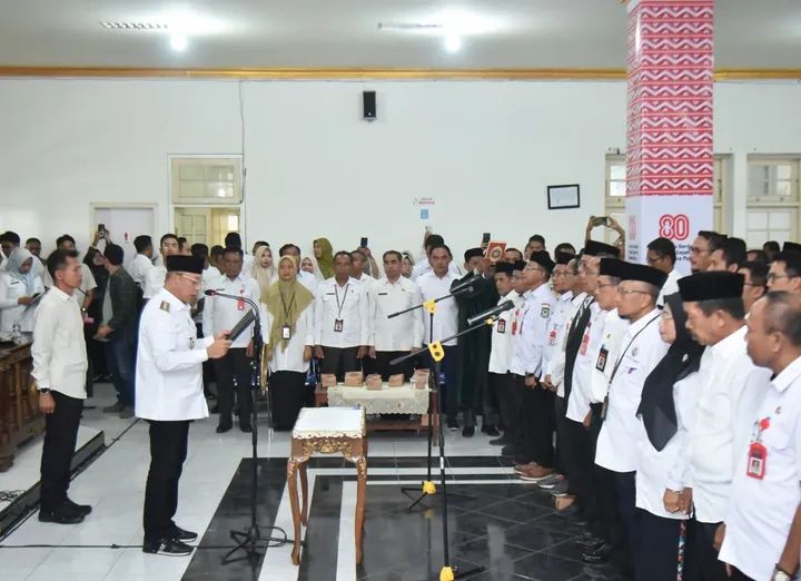 Wali Kota Bima HA Rahman H Abidin melantik 82 pejabat di aula Maja Labo Dahu kantor wali kota setempat, Rabu (27/8).