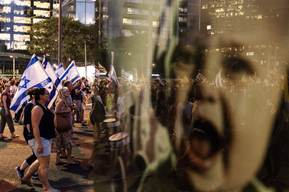 TURUN KE JALAN: Para pengunjuk rasa melakukan demo yang diinisiatori oleh keluarga para sandera Israel di Tel Aviv pada Selasa (26/8) waktu setempat.