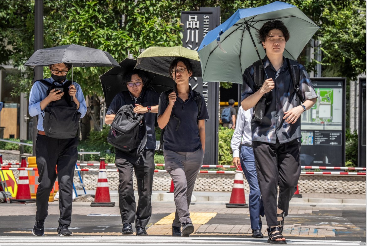 Beberapa pekerja di Jepang sedang melakukan aktivitas sehari-harinya.