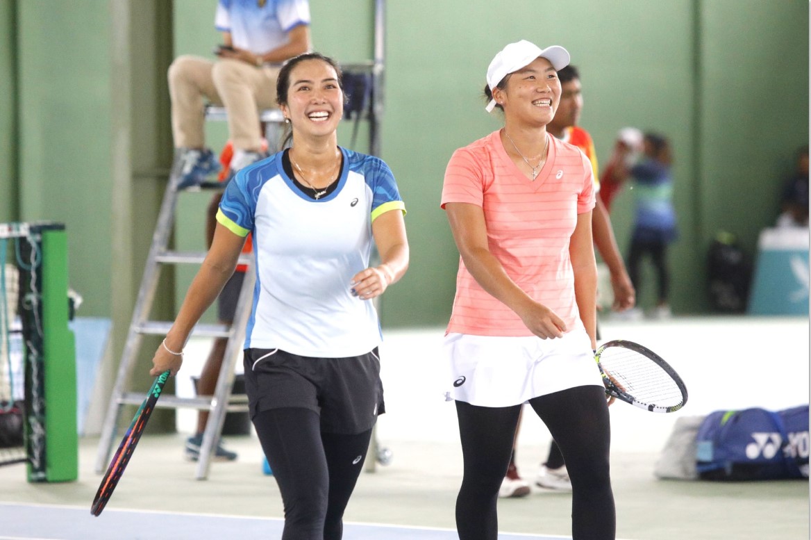 CATAT SEJARAH: Janice Tjen ketika melawan Veronika Kudermetova di babak pertama AS Terbuka di USTA Billie Jean King National Tennis Center, Queens, New York, Minggu (24/8).
