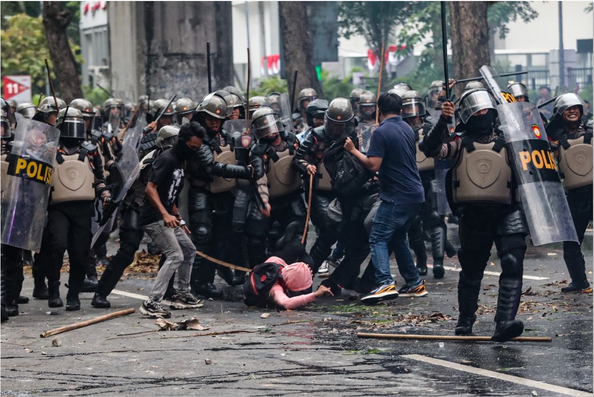GEDOR DPR: Sejumlah buruh melakukan aksi di depan Kompleks Parlemen, Senayan, Jakarta, kemarin (28/8/2025). Dalam aksi tersebut mereka menuntut agar RUU Perampasan Aset dan berantas korupsi segera sah