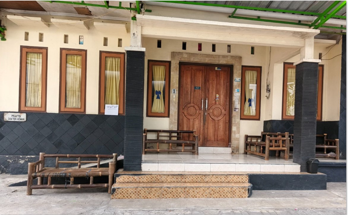 Rumah berlantai dua di Kb Dalem gang 1, Potrobangsan, Magelang, Jawa Tengah, itu terlihat sepi. Di tembok depan terdapat papan kecil bertulisan Praktik Dokter Hewan. Di sisi kanannya tertulis Tutup.