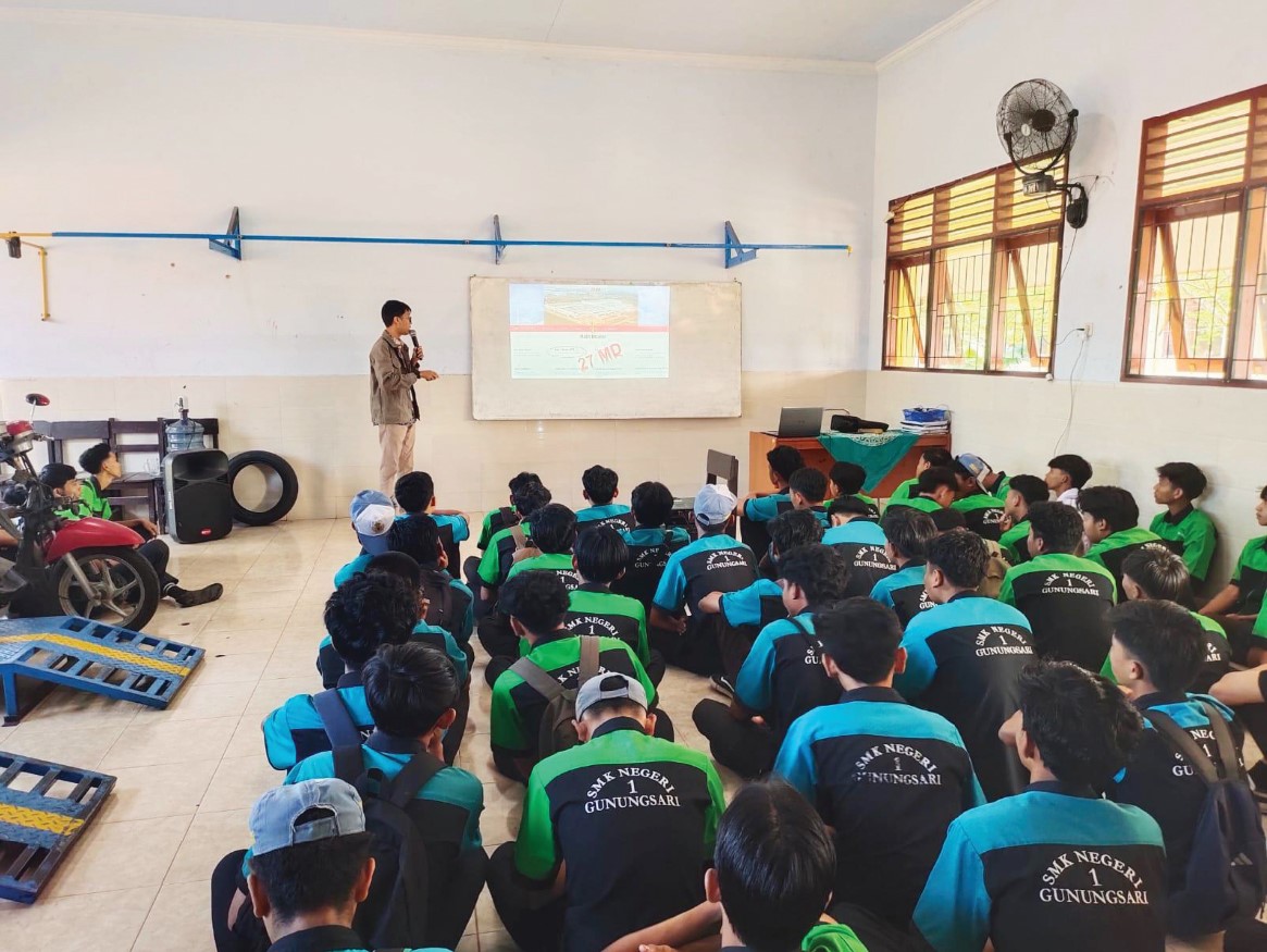 EDUKASI : Instruktur Technical Astra sebagai Guru Tamu di SMK binaan Honda pada program Teknik dan Bisnis Sepeda Motor (TBSM) Honda di SMK Negeri 1 Mataram.