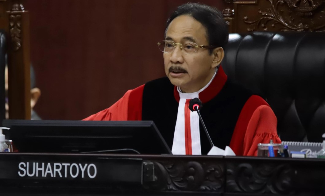 Ketua MK Suhartoyo&nbsp;saat membacakan amar putusan&nbsp;Mahkamah Konstitusi (MK) melarang wakil menteri (wamen) untuk merangkap jabatan sebagai pejabat negara lainnya. Seperti komisaris atau direksi.