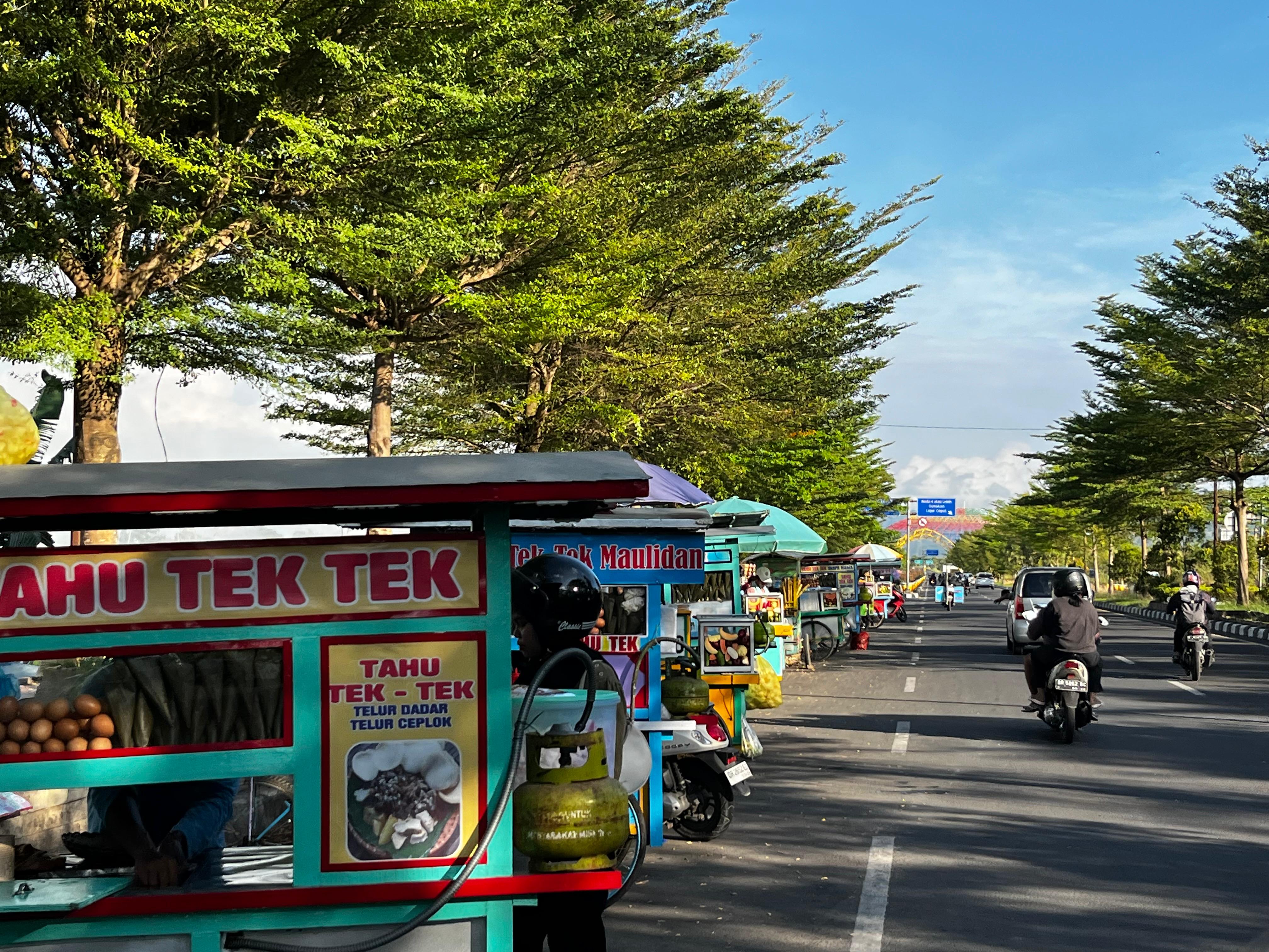 Deretan pedagang kaki lima di jalir cepat bypass mataram-lombok barat