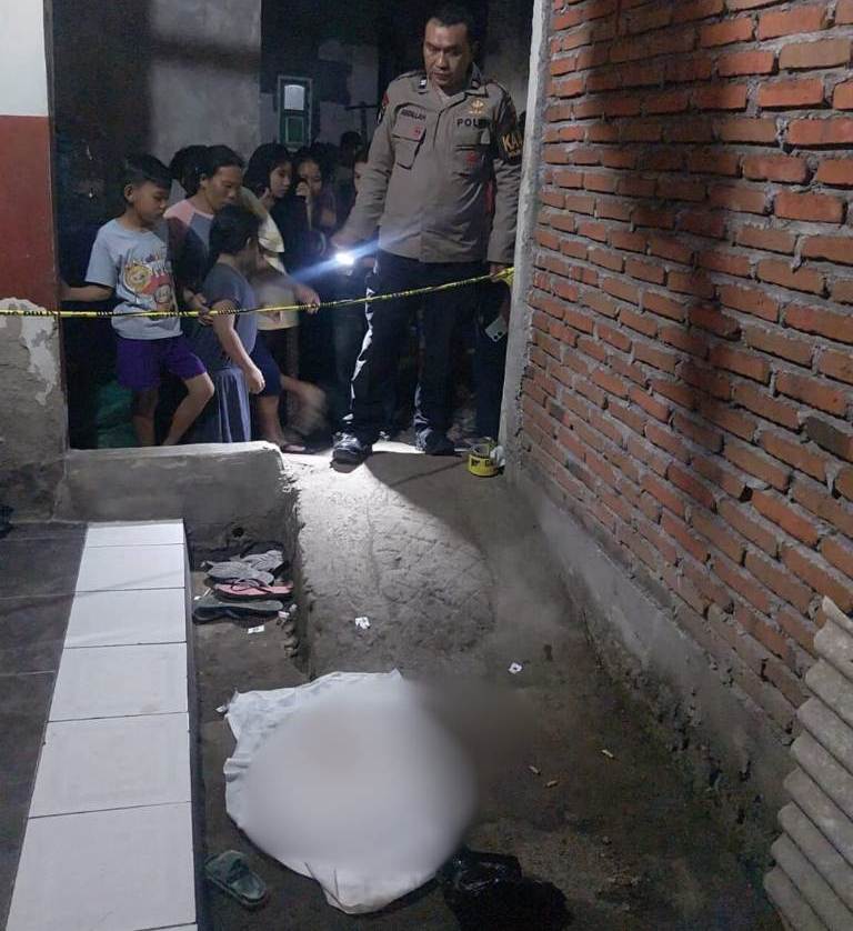 OLAH TKP: Polisi mengevakuasi mayat bayi hasil aborsi berinisial GD di Ampenan, Kota Mataram, Selasa malam (26/8) lalu.&nbsp;&nbsp;