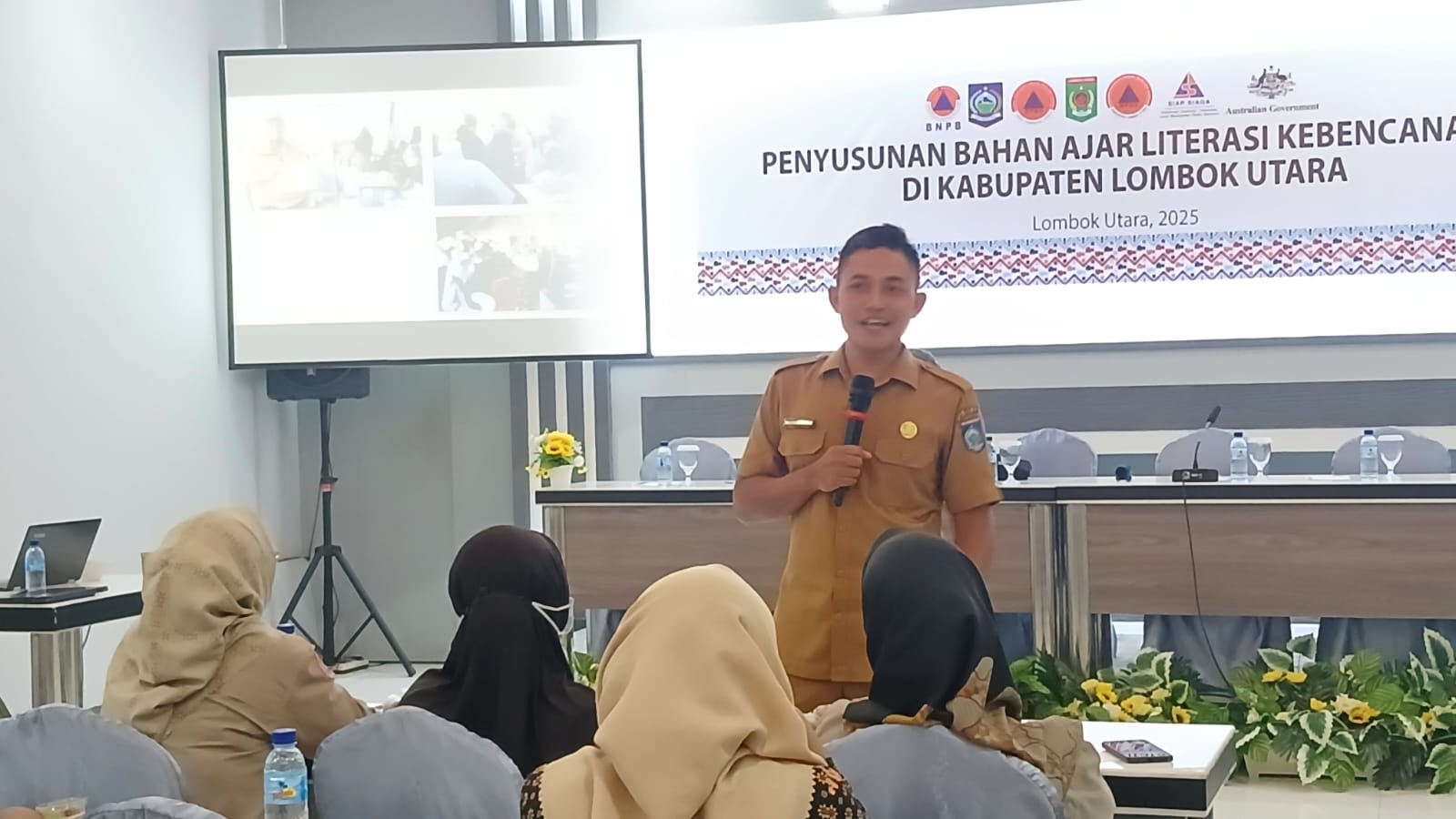 DUDUK BERSAMA: Suasana pelaksana bahan ajar kebencanaan di Lombok Utara. Bahan ajar tersebut diproyeksi sebagai mata pelajaran di sekolah