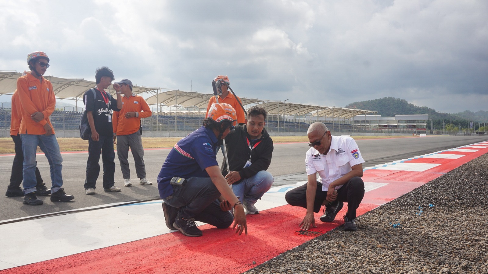 CAT ULANG: Direktur Utama MGPA Priandhi Satria memantau pengecatan lintasan Sirkuit Internasional Mandalika menjelang ajang MotoGP Mandalika 2025 di Sirkuit Internasional Mandalika, Lombok Tengah